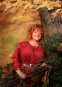 Kobieca sesja zdjęciowa w lesie